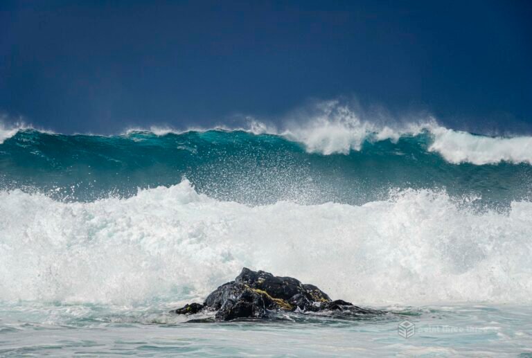 Crashing waves at Ho'okipa Beach Park, Maui