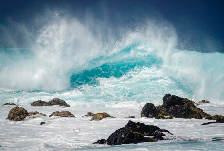 Crashing waves at Ho'okipa Beach Park, Maui