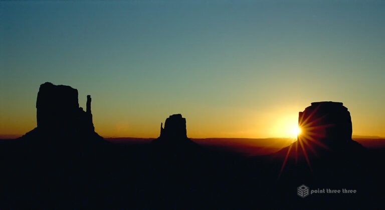 The Mittens : West Mitten Butte, East Mitten Butte, and Merrick Butte. Sunrise sunburst at Monument Valley
