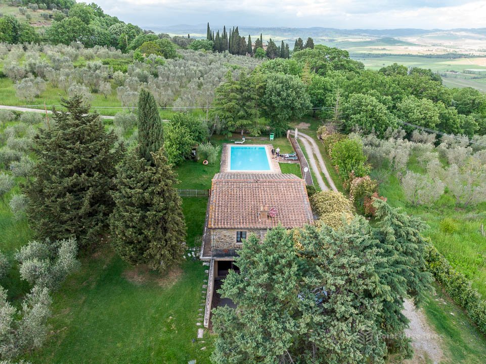 Hotel Farmhouse in Castiglione d'Orcia surrounded by olive groves and vineyard.